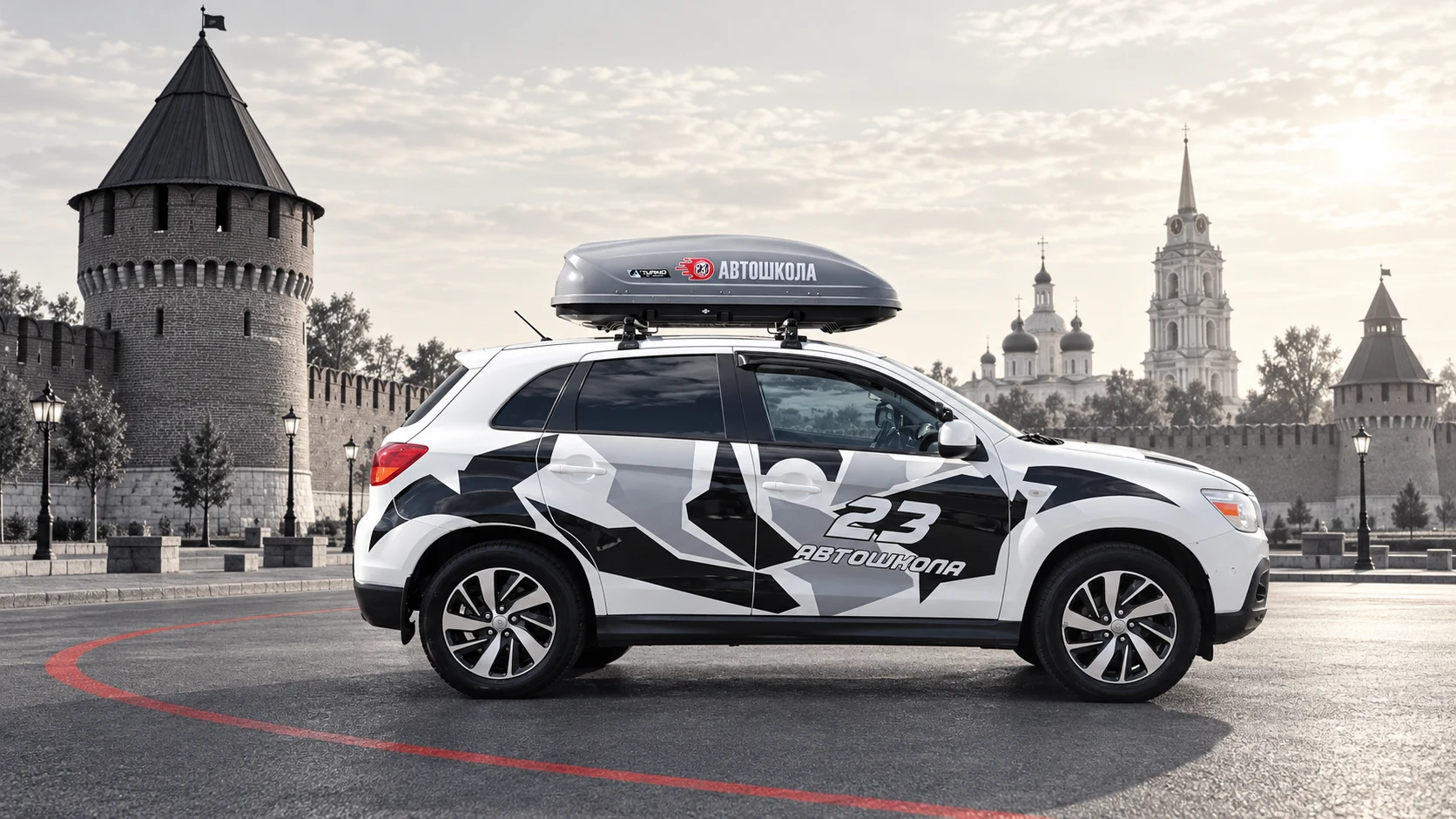 Автомобиль Автошколы 23 на фоне Тулы